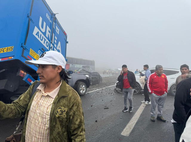 Alrededor de 14 vehículos afectados tras el accidente. Foto: Difusión Alrededor de 14 vehículos afectados tras el accidente. Foto: Difusión