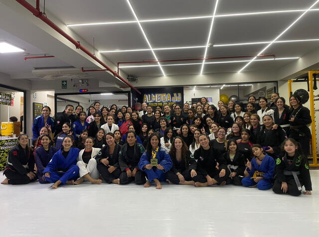Deborah Gautier junto a profesoras y estudiantes en el seminario femenino de la academia Almeida JJ.   