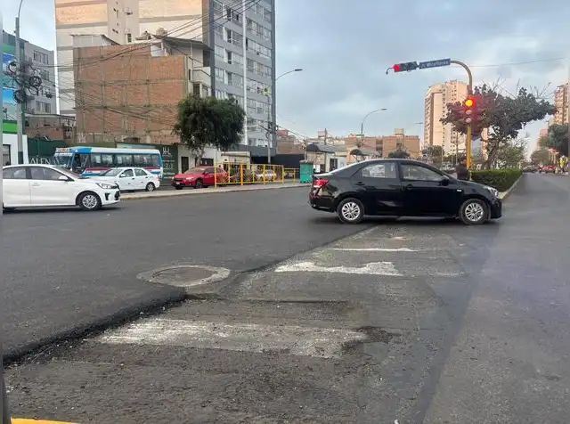 Vehículos transitan temerosos ante bache en medio de la avenida Brasil. Foto: Grecia Infante/LR Vehículos transitan temerosos ante bache en medio de la avenida Brasil. Foto: Grecia Infante/LR