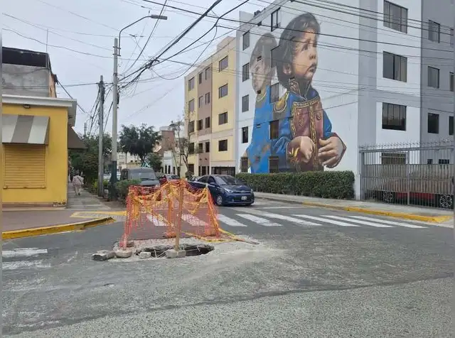Nuevo forado en Pueblo Libre genera caos vehicular y alarma entre vecinos. Foto: MPL   