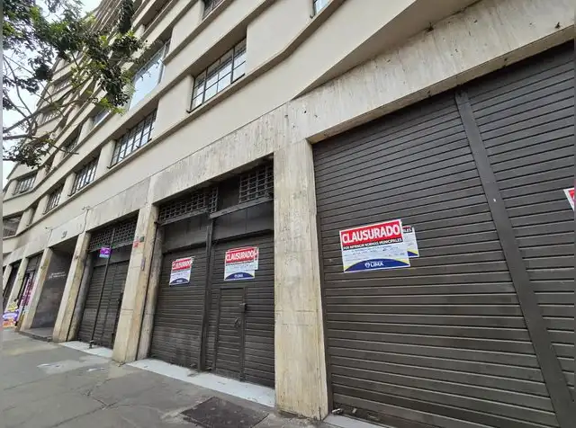 Locales cerrados tras la intervención de los fiscalizadores. Foto: Melissa Landa   