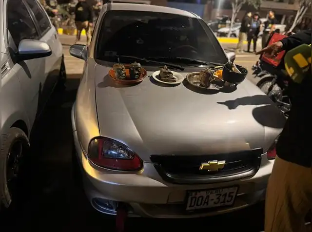 Se incautaron cuatro vehículos, armas de fuego y explosivos en el operativo. Foto: PNP   