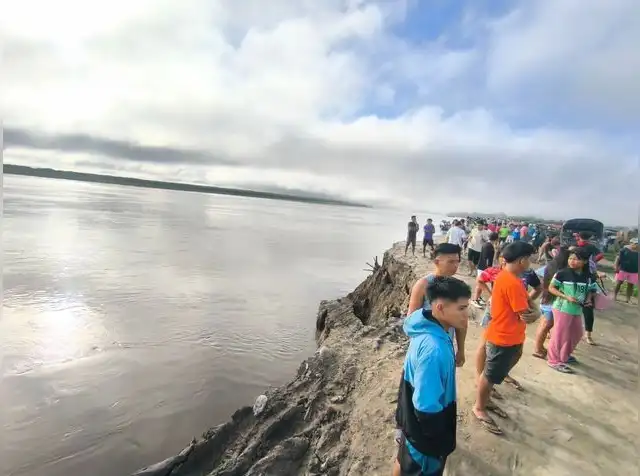 El COEN indicó que el accidente fue causado por la erosión de la ribera del río Ucayali. Foto: COEN   