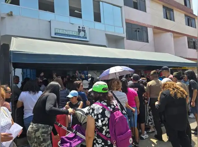 Usuarios denuncian largas esperas y falta de información en Reniec. Foto: Silvana Quiñonez/LR Usuarios denuncian largas esperas y falta de información en Reniec. Foto: Silvana Quiñonez/LR