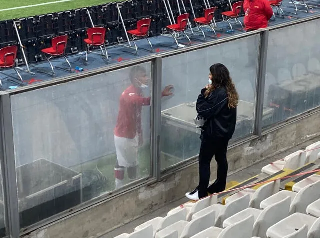 La esposa de Renato Tapia fue a ver al centrocampista al Estadio Nacional. Foto: Movistar Deportes