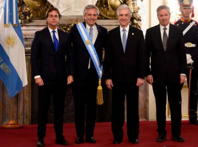 Alberto Fernández (2i), el canciller Felipe Solá (d), el presidente de Uruguay, Tabaré Vázquez (2d), y el mandatario electo de Uruguay, Luis Alberto Lacalle Pou (i), durante la investidura del nuevo presidente de Argentina. Foto: EFE