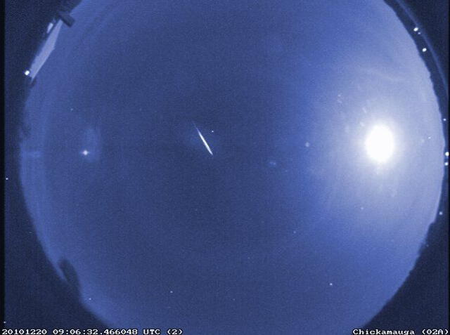 Meteoro cuadrántida captada en 2010. Foto: NASA / MEO / B. Cooke