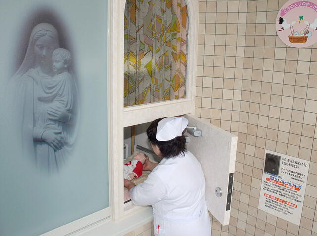 Si encuentran a la madre, las enfermeras la invitan a conversar para conocer la historia familiar del bebé. Foto: AFP