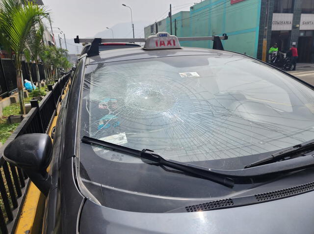  Estado en el que quedó el vehículo producto del fuerte impacto. El conductor no registra antecedentes. Foto: Rosario Rojas / La República    