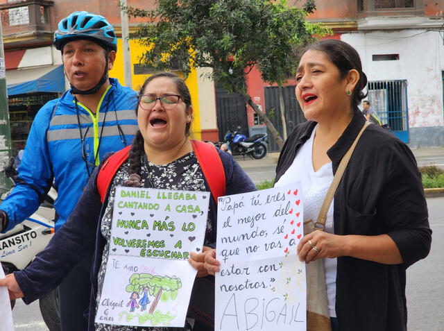 Familiares de ciclistas fallecidos se mostraron afectados durante manifestación y exigen mejoras en la educación vial. Foto: Rosario Rojas/La República.   