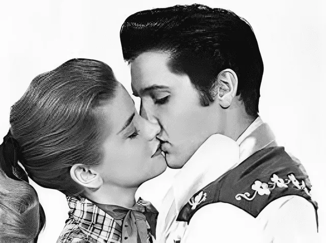 El cantante Elvis Presley, más conocido como "el rey del rock" o simplemente "el rey", logró filmar más de 30 películas. Foto: CBS   