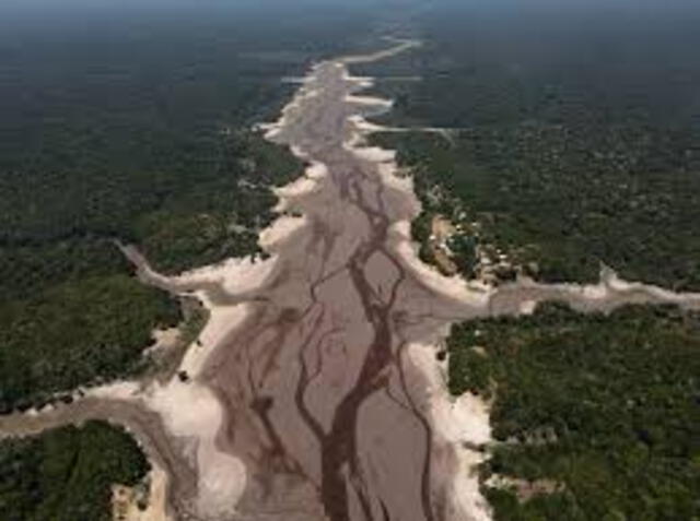  Sequía en el río Amazonas. Foto: Salud con lupa.   