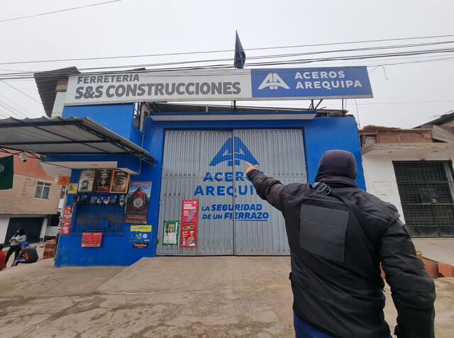 Extorsionadores dejaron dos granadas de guerra en frontis de ferretería de Villa María del Triunfo. Foto: Kevinn García/LR   