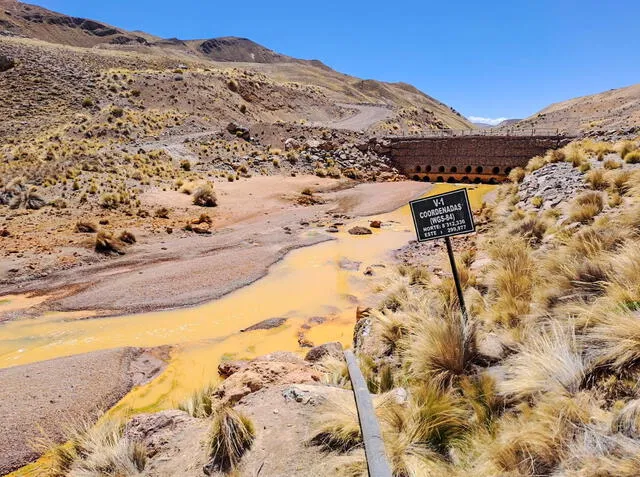 Yacimiento aurífero a tajo abierto Arasi, ubicado en Lampa, Puno, perjudicó las aguas de las quebradas de Luchusani y Azufrini, así como en el río Chacapalca. Foto: La República   