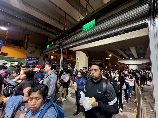  Usuarios hacen largas colas en la estación Arriola del Metro de Lima. Foto: Marcia Chahua/LR    