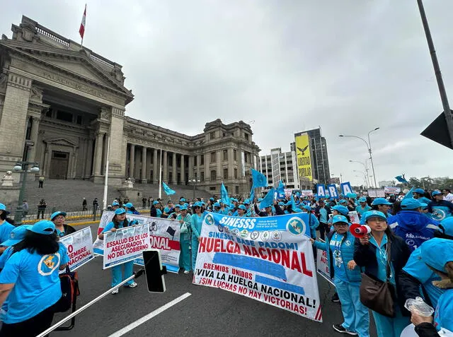  Gremios como el Sindicato Nacional de Enfermeras y otros sindicatos asociados participan en la movilización, que podría extenderse si no se logran respuestas satisfactorias a sus demandas. Foto: Fiorella Alvarado/LR    