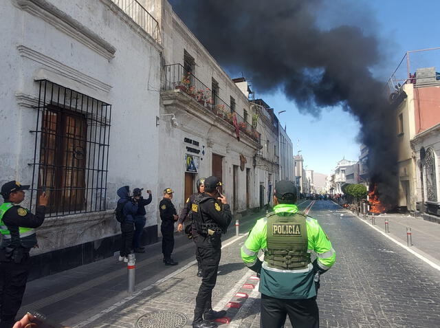 Autoridades en incendio en el centro de Arequipa. Foto: Mirelia Quispe.   