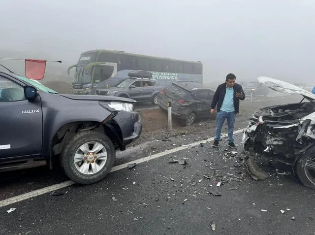 Pasajeros de los buses se encuentran a la espera del personal médico. Foto: Difusión Pasajeros de los buses se encuentran a la espera del personal médico. Foto: Difusión