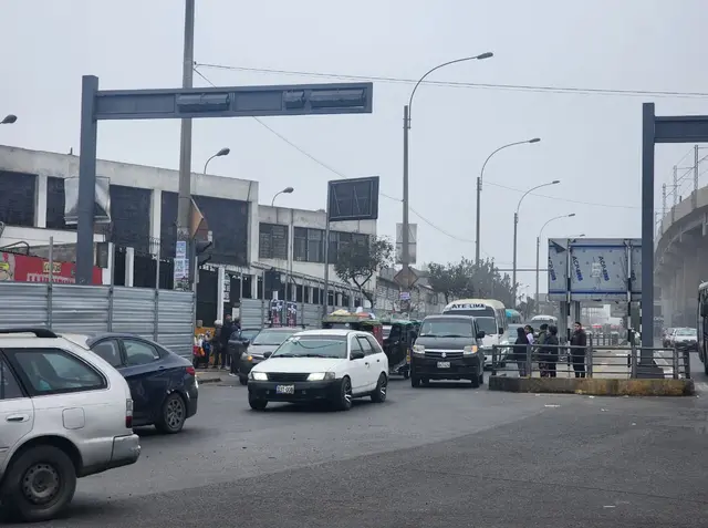 Tránsito desviado por el cierre de la avenida Grau. Foto: Kevinn García   