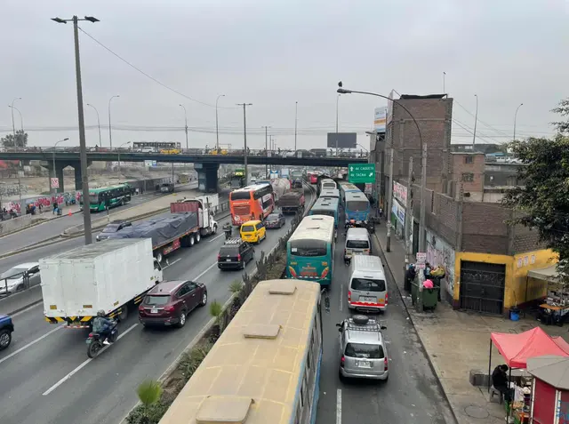 Buses se movilizan con lentitud hacia el norte. Foto: Deyna Cornejo. Buses se movilizan con lentitud hacia el norte. Foto: Deyna Cornejo.