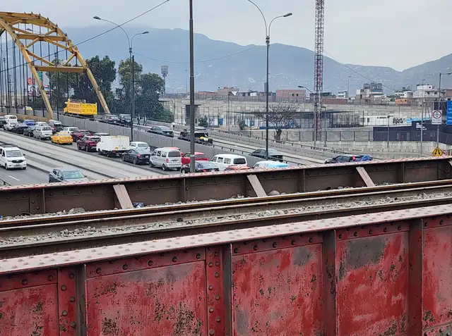 Riel que se encuentra con dirección a la Estación Monserrate presenta tramos con bastante presencia de óxido. Foto: Sebastián Blanco / La República. Riel que se encuentra con dirección a la Estación Monserrate presenta tramos con bastante presencia de óxido. Foto: Sebastián Blanco / La República.