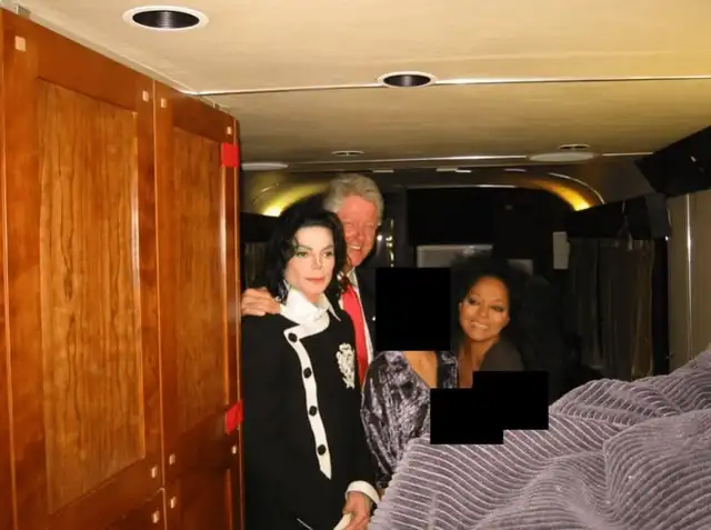  Archivos Epstein muestran al expresidente Bill Clinton con el cantante Michael Jackson. Foto: Departamento de Justicia (DOJ)    
