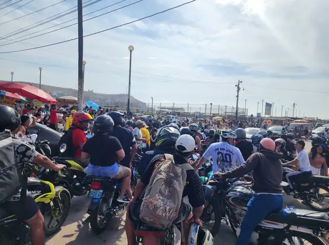Los visitantes reportaron demoras de hasta tres horas para llegar a la playa. Foto: Mabel Alva/LR.   