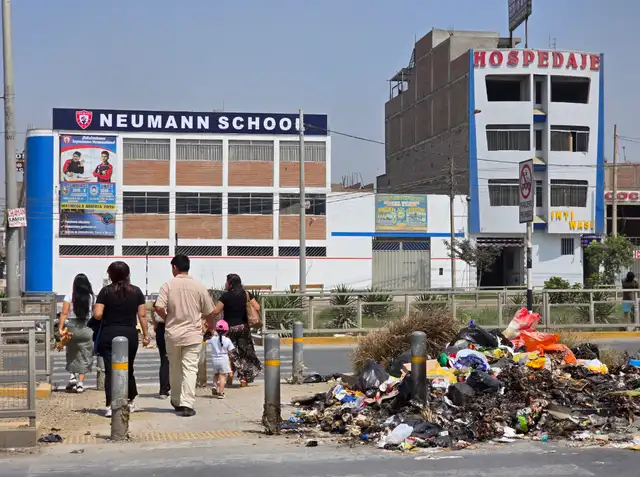 Las montañas de basura en calles y avenidas afectan la salud y el ambiente del distrito. Foto: Silvana Quiñonez / La República.    