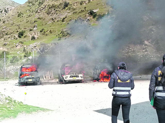 Daños. Tres camionetas de MMG fueron incendiadas. La Subprefectura culpa a los comuneros. Foto: difusión