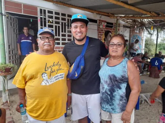 Roberto 'Malingas' Jiménez junto a sus padres en Piura. Foto: GLR