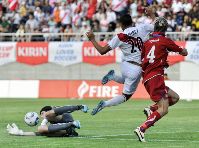 Peter Cech, campeón de la Champions League 2011-12, jugó aquella Copa Kirin. Foto: AFP