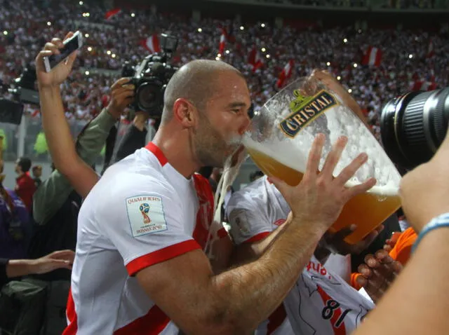 La peculiar celebración de Zela tras clasificar al Mundial con Perú. Foto: La República