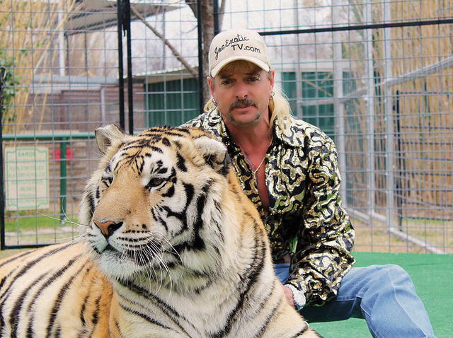 Joe Exotic junto a uno de sus tigres en 2016. Años más tarde sería condenado por maltrato animal.
