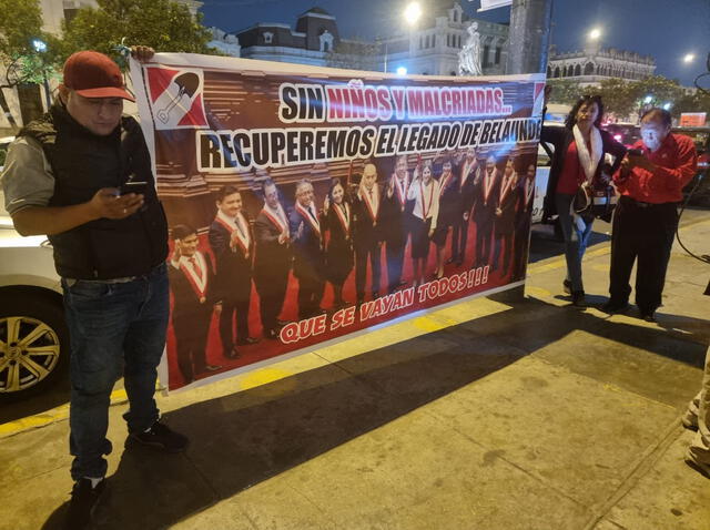 Los militantes se encontraban expresando su rechazo en contra de "Los Niños" y otros congresistas de Acción Popular. Foto: Mirian Torres/La República.   