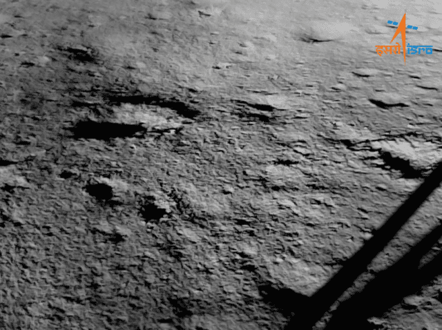  Primera fotografía de la nave india Vikram en la superficie del polo sur lunar. Foto: ISRO   