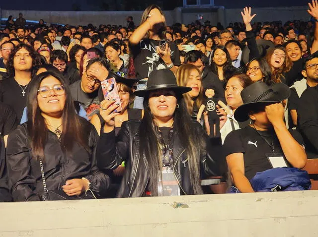 Los fanáticos llegaron al recinto usando el singular sombrero de Enrique Bunbury. Foto: Bárbara Mamani URPI-LR   