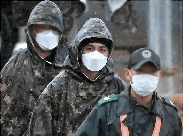  Taehyung ingresando a su centro de entrenamiento militar. Foto: Mydaily   