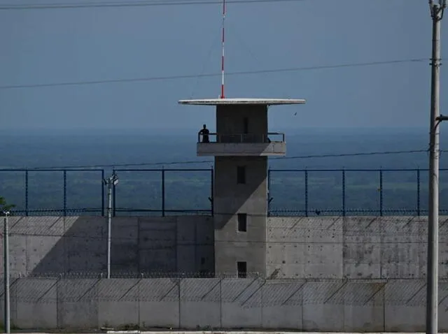 El presidente de Ecuador anunció la construcción de dos prisiones de máxima seguridad, al estilo de El Salvador y México. Foto: AFP   