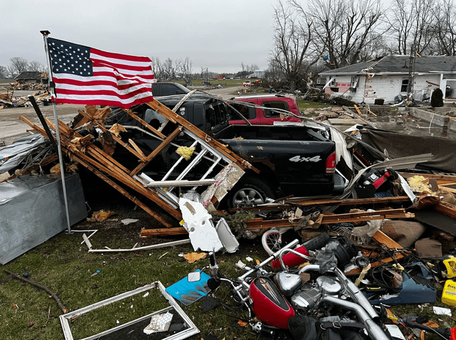 Según declaraciones de funcionarios, en Kentucky, al menos 100 estructuras quedaron afectadas. Foto: Bill Kirkos/CNN    
