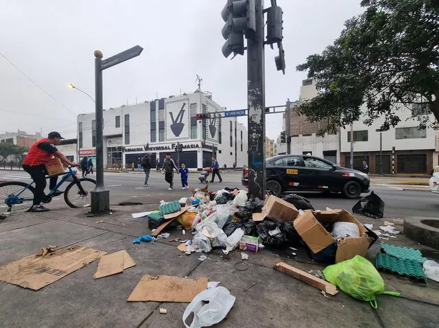  Cúmulo de basura frente a clínica. Foto: Joel Robles/La República    