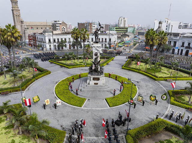 Cada 7 de junio se realizan actividades conmemorativas por el Día de la Bandera en la plaza Francisco Bolognesi. Foto: Presidencia   