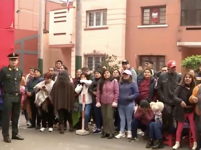 Se registraron grandes colas para tentar un lugar en el desfile. Foto: Captura America Televisión   