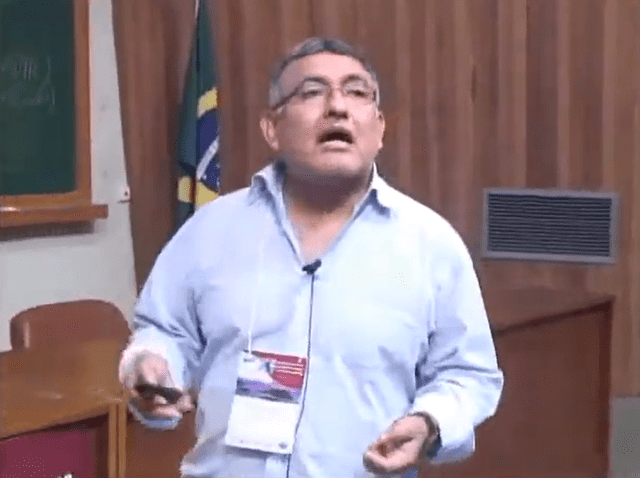  Wilfredo Sosa dictando en la Universidad Católica de Brasilia. Foto: captura de pantalla/Instituto de Matemática Pura y Aplicada/YouTube   