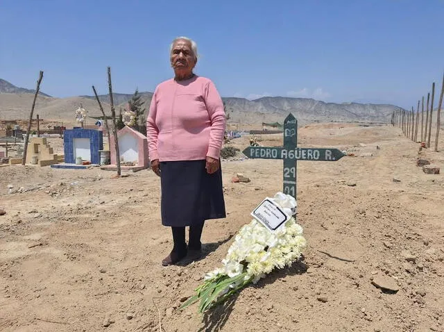  Sola. Asunta Rivera, junto a la tumba de su hijo Pedro Agüero Rivera.    