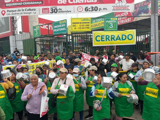  Los trabajadores del mercado Huamantanga han iniciado un cacerolazo en protesta por la creciente ola de criminalidad. Foto: Kevinn García/LR    