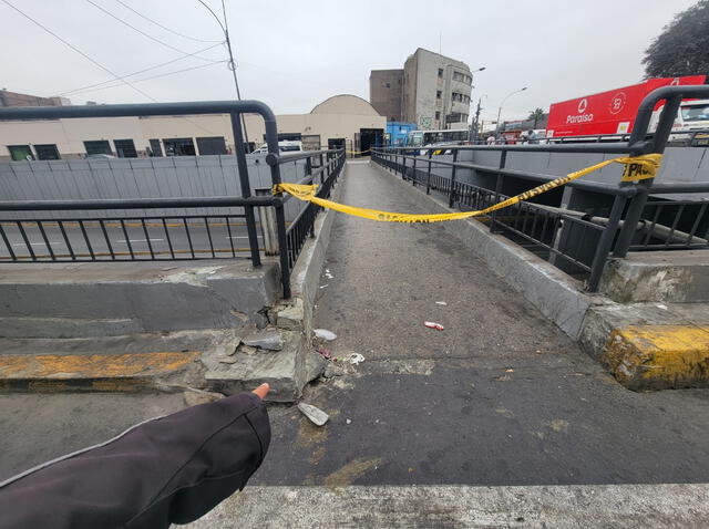  Puente peatonal dañado en Alfonso Ugarte. Foto: Mirian Torres-LR   