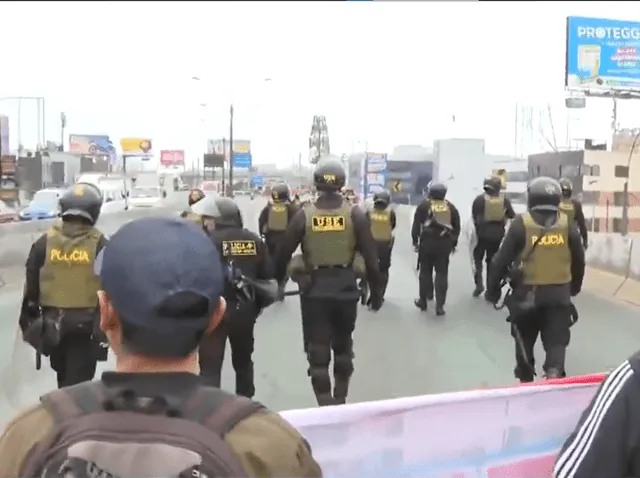 Policías resguardaron la manifestación en la Panamericana Norte. Foto: Captura Canal N   