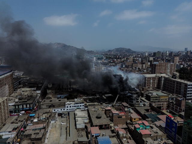 Incendio de grandes proporciones en Barrios Altos. Foto: Miguel Vásquez/La República   