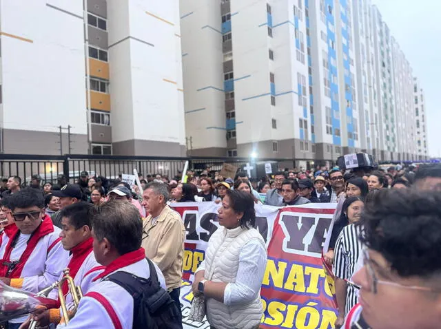  Cientos de vecinos de Comas realizaron una marcha para demandar justicia por el feminicidio de Sheyla Cóndor y exigir la captura del policía responsable. Foto: Marcia Chahua/LR    