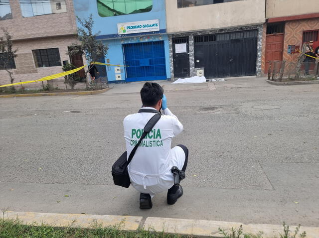  El crimen ocurrió en la avenida Cajatambo, generando gran alarma entre los vecinos, quienes exigen mayor seguridad y presencia policial en la zona. Foto: Cristina Gálvez/LR    